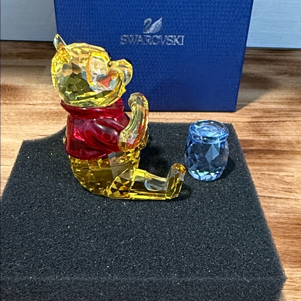 Retired Swarovski Disney Winnie the Pooh with Hunny Pot 2012 - Picture 4 of 8